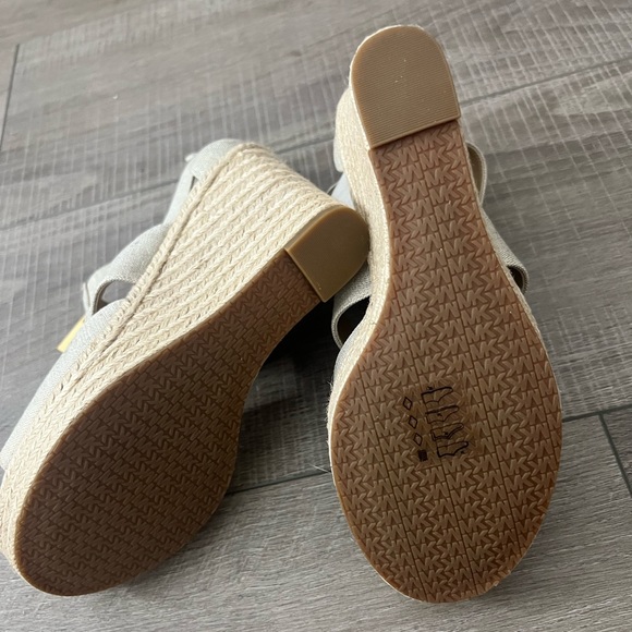 Michael Kors Platform sandals in size 8M - Picture 6 of 7